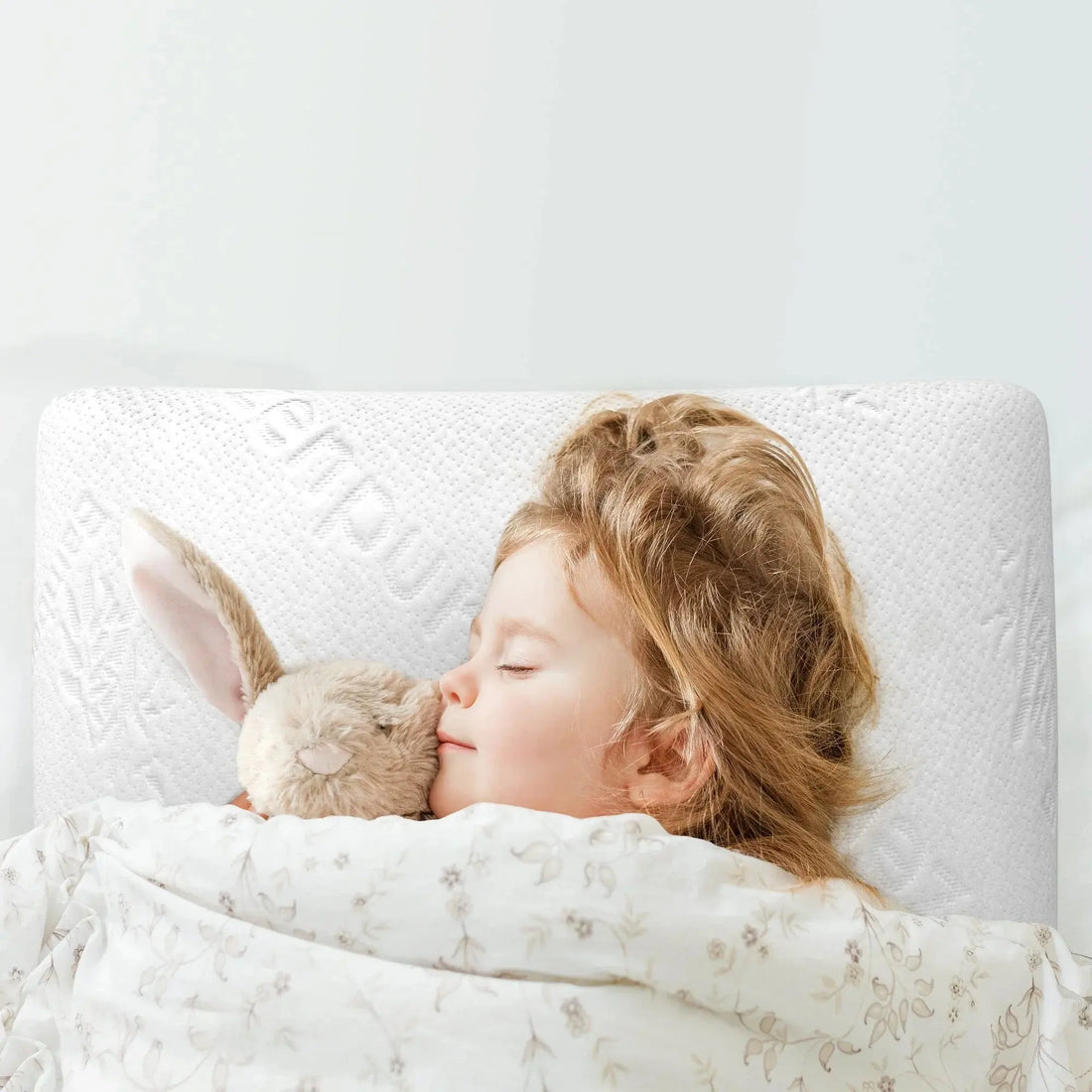 Pourquoi-le-traversin-mémoire-de-forme-est-l-allié-indispensable-des-dormeurs-sur-le-côté ZenPur