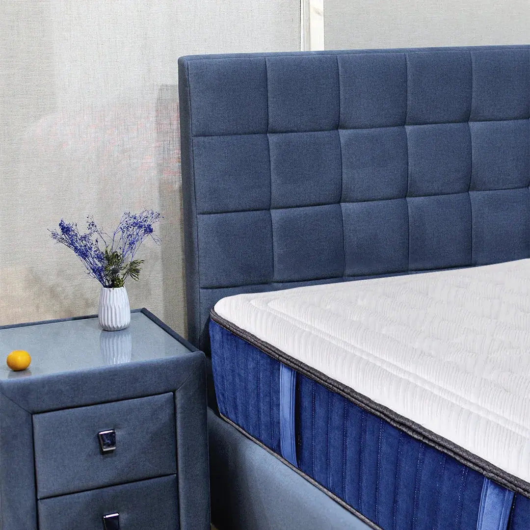 Test d'indépendance de couchage sur un matelas Zenpur pour couple avec un verre de vin.