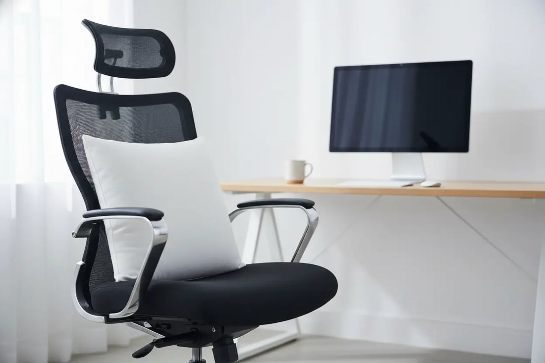 Coussin 45x45 Zenpur utilisé comme soutien lombaire ergonomique sur une chaise de bureau.