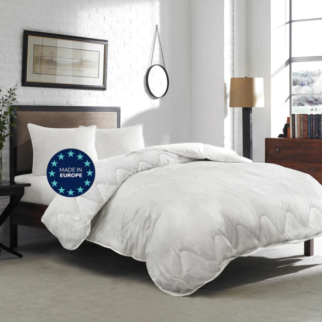 Couette ZenPur 4 saisons dimension 220x240 installée sur un lit, idéale pour l'hiver et l'été.