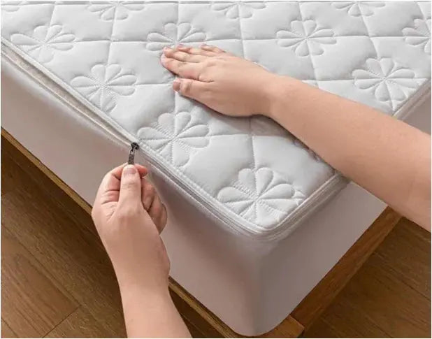 Protège-matelas imperméable posé sur un matelas