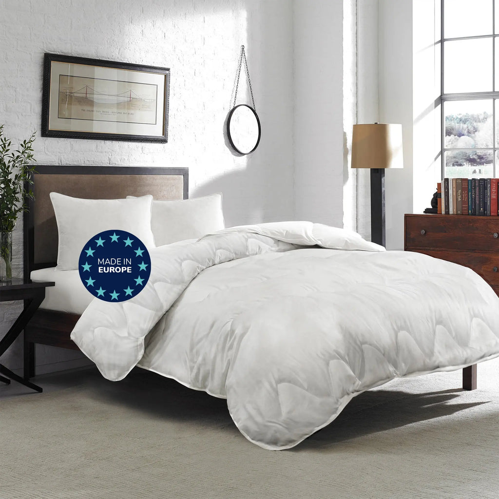 Couette ZenPur 4 saisons disposée sur un lit moderne pour confort toute l’année