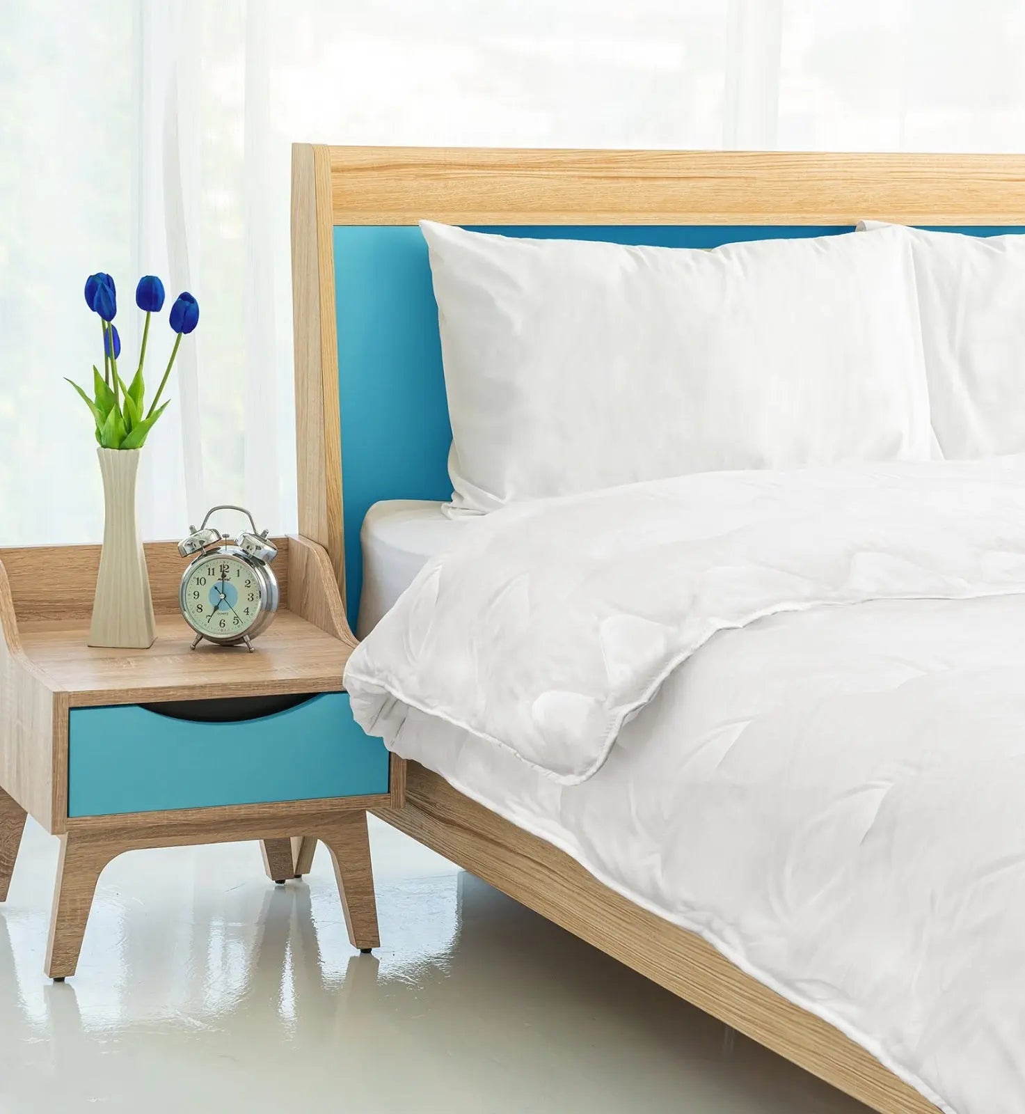 Couette ZenPur Été posée sur un lit moderne pour un confort frais et léger