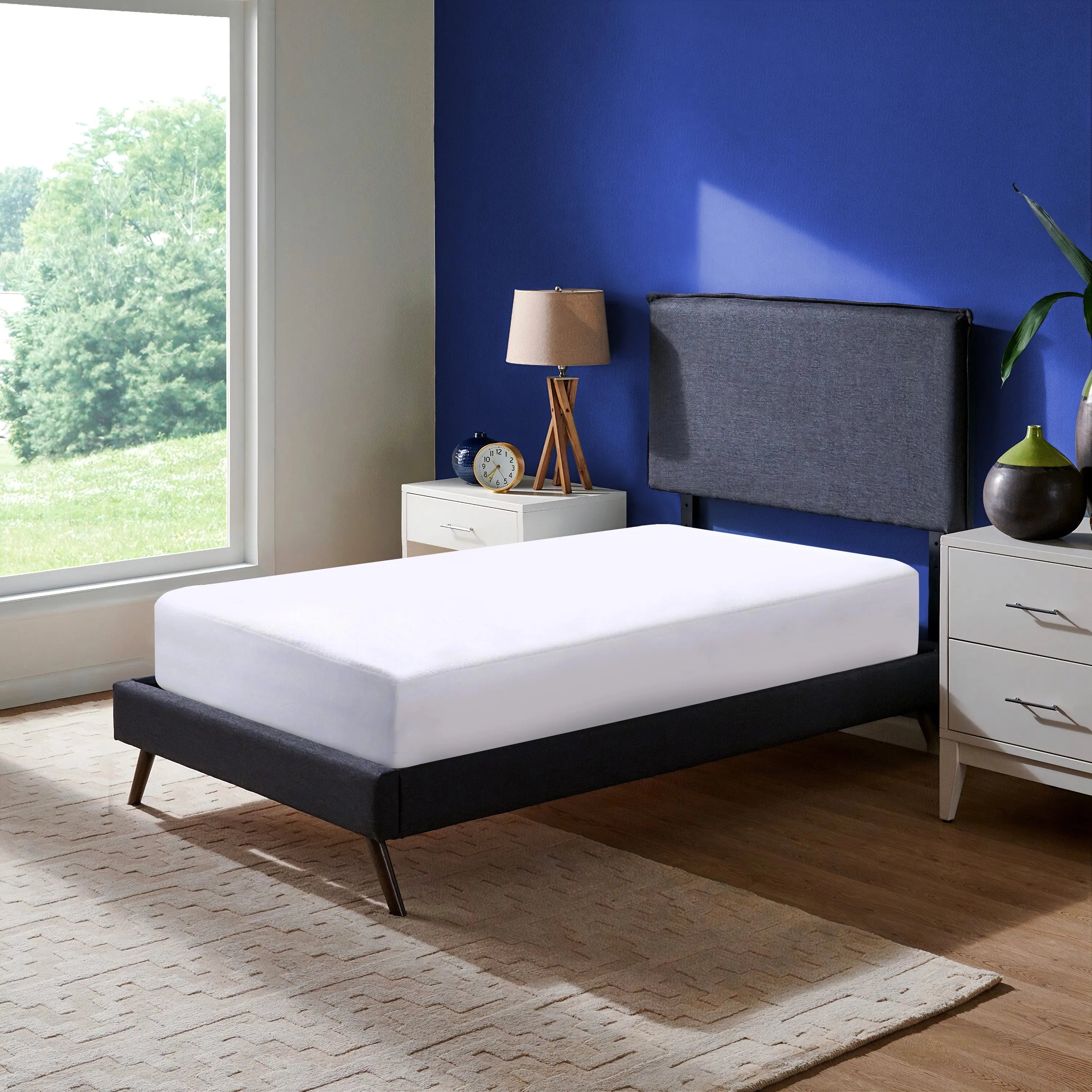 Protège-matelas ZenPur posé sur un lit, offrant protection et confort optimal