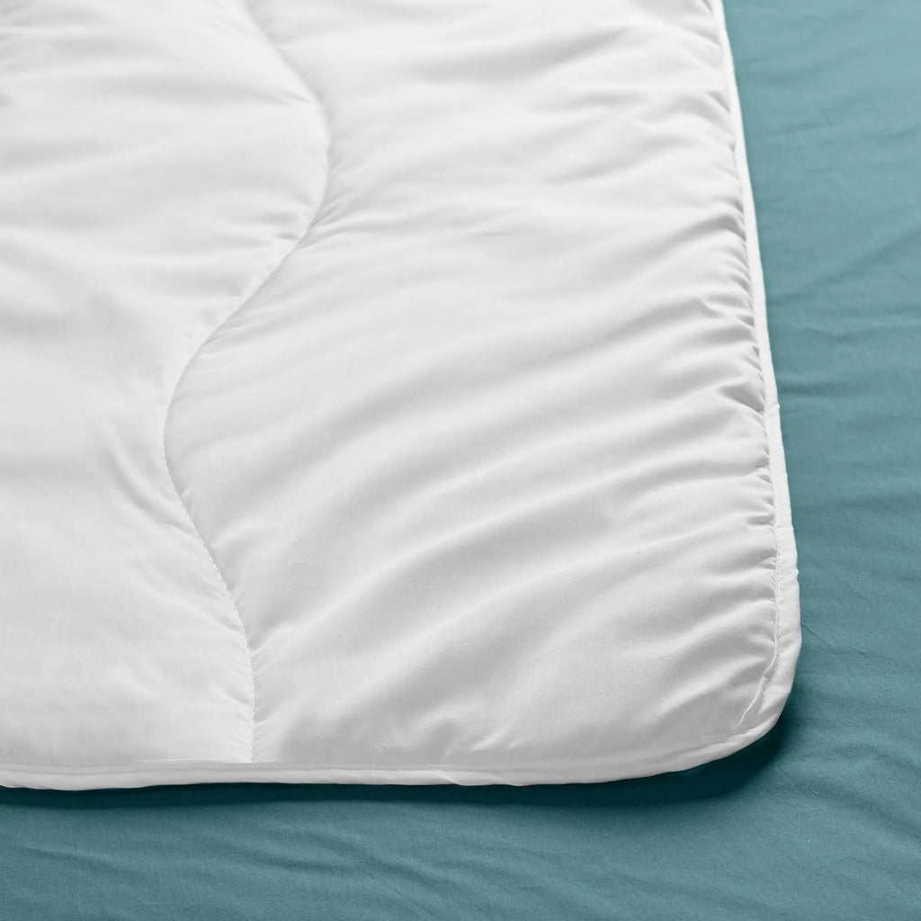 Vue latérale de la couette ZenPur 4 saisons avec coutures résistantes et finition premium