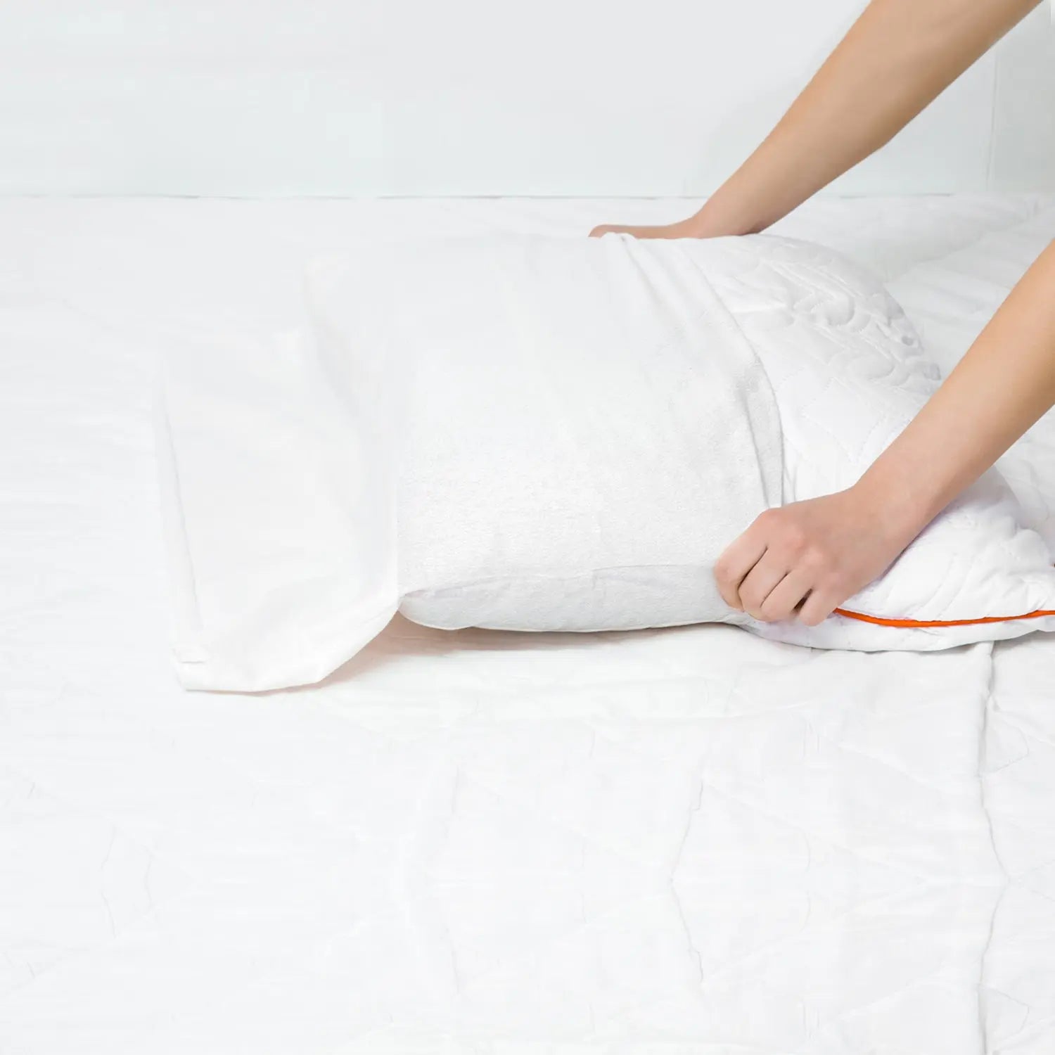 Vue latérale du protège-oreiller ZenPur montrant son épaisseur et sa finition