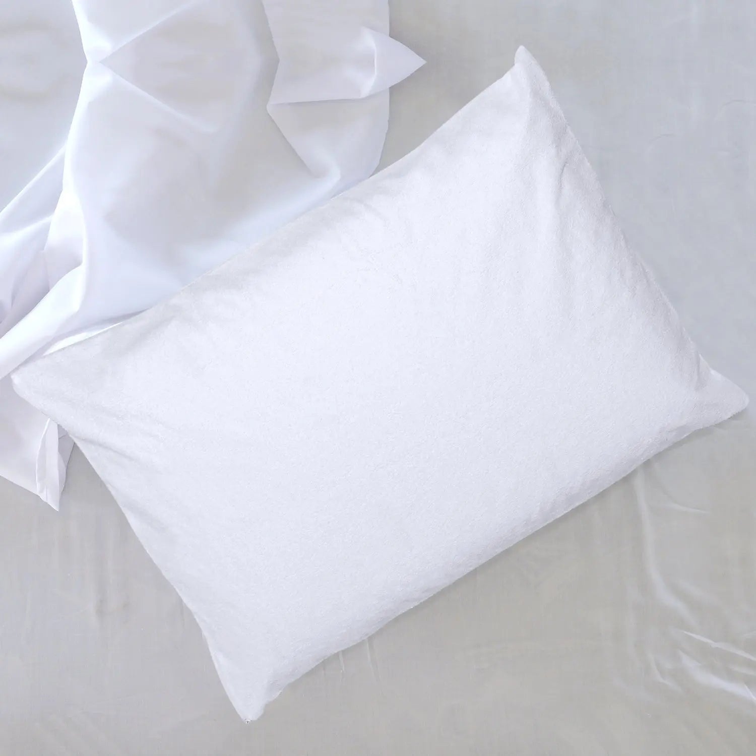 Détail du tissu imperméable et hypoallergénique du protège-oreiller ZenPur
